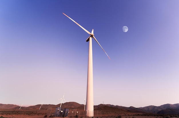 Windkraftanlage im Himmelshintergrund