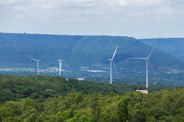 Windkraftanlage mit Himmel