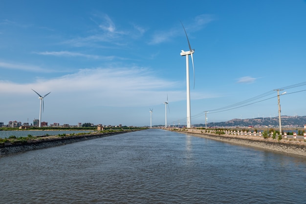 Windkraftanlage mitten im Meer