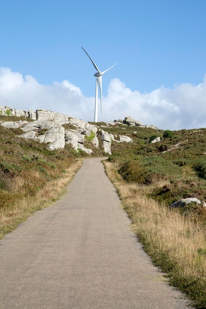 Windkraftanlage und Landschaft am Punkt Nariga, Fisterra Costa de la Muerte, Galicien, Spanien