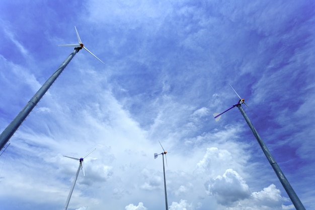 Windkraftanlage und Wolken im blauen Himmel