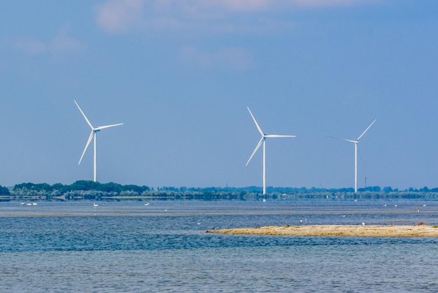 Windkraftanlagen an der Küste. Saubere Energie. Ökologisches Konzept