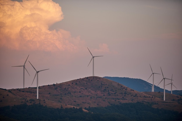 Windkraftanlagen auf bewaldeten Berggipfeln Bulgarien