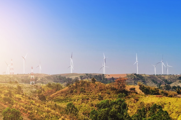 Windkraftanlagen auf dem Hügel mit Sonnenschein