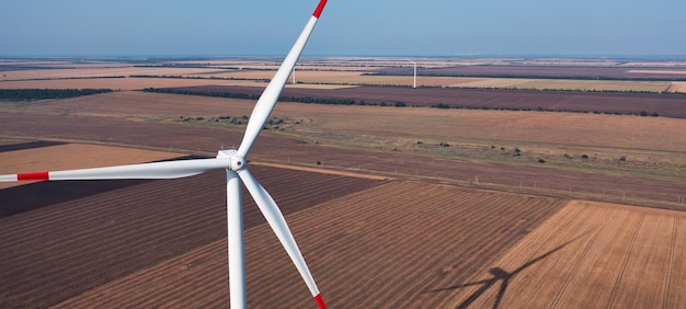 Windkraftanlagen auf flachem Gelände Panorama Grüne Energie