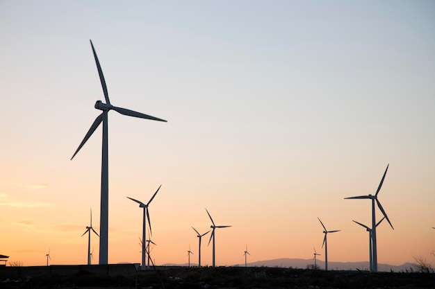 Windkraftanlagen bei Sonnenuntergang in Aragon, Spanien