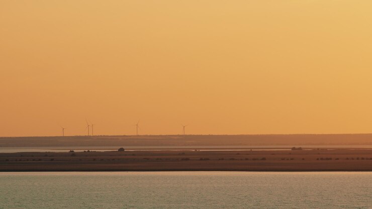 Foto windkraftanlagen bei sonnenuntergang
