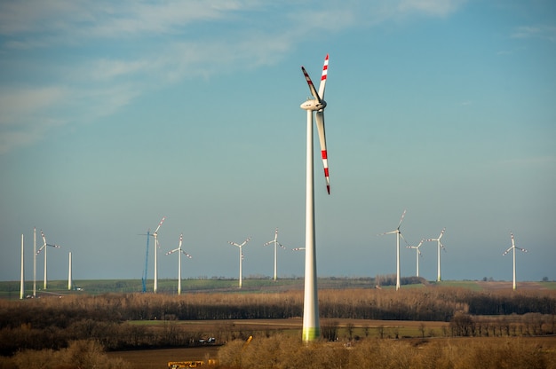 Windkraftanlagen bewirtschaften im grünen Feld.