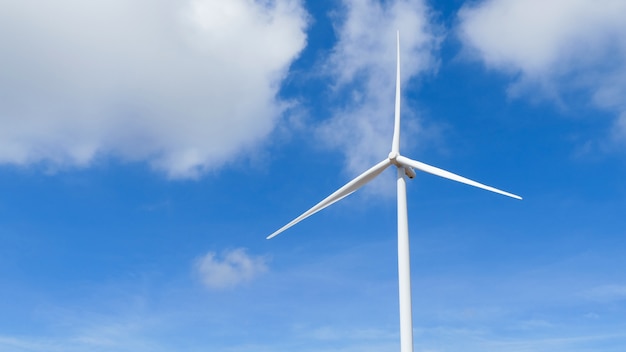 Windkraftanlagen, die Elektrizität mit blauem Himmel erzeugen