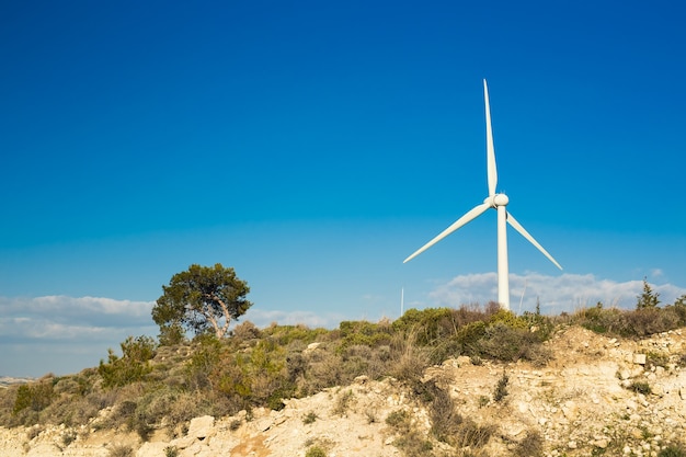 Windkraftanlagen, die Strom mit blauem Himmel erzeugen - Energiesparkonzept.