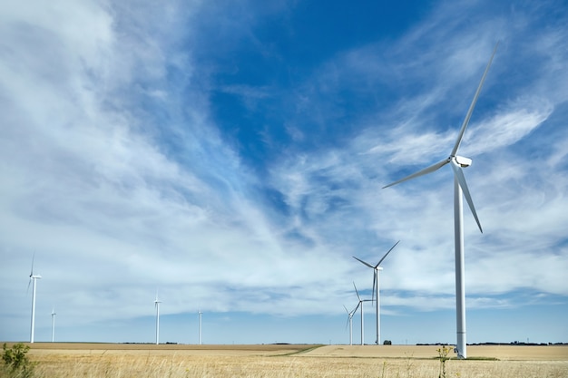 Windkraftanlagen im Feld gegen bewölkten Himmel