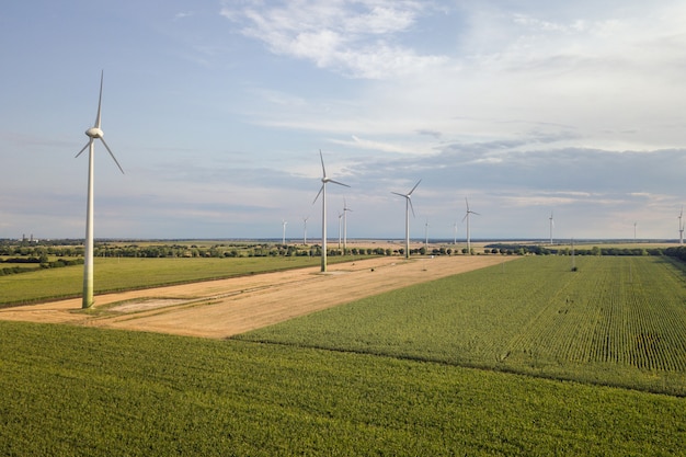 Foto windkraftanlagen im feld