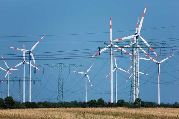 Windkraftanlagen im starken Hitzeschleier (!)