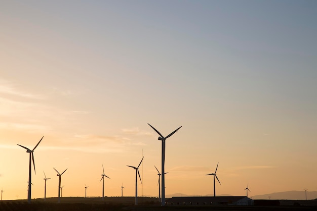 Windkraftanlagen in der Abenddämmerung in Aragon, Spanien