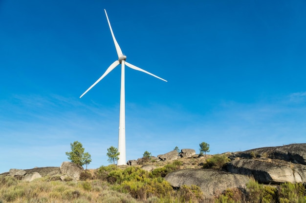 Windkraftanlagen in einem felsigen Gebirge in Portugal
