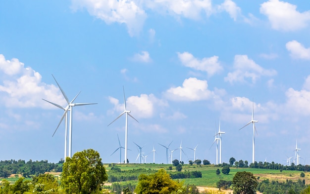 Windkraftanlagen säumen die Hügel