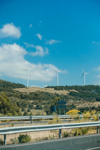 Windkraftanlagen über den Bergen mit Kopienraum
