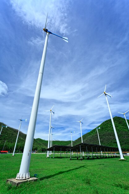 Windkraftanlagen und blauer Himmel