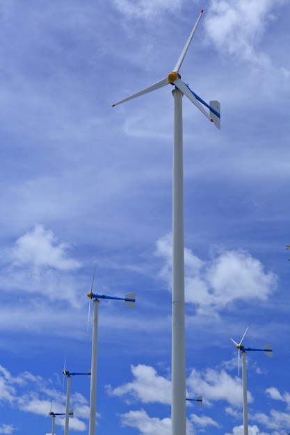 Windkraftanlagen und blauer Himmel