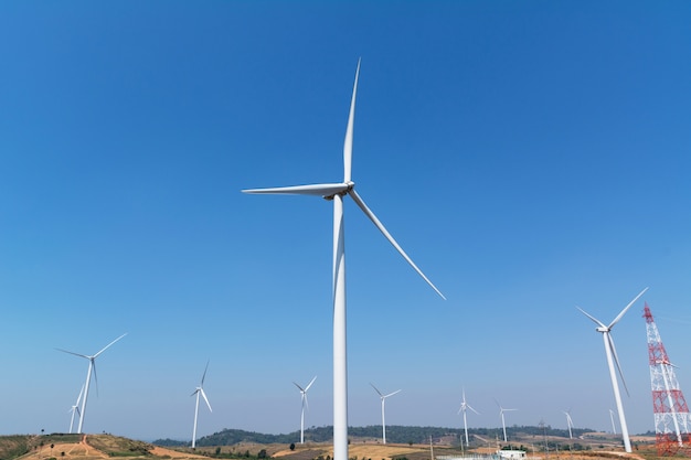 Windkraftanlagen unter dem blauen Himmel. Windkraftanlagen zur Stromerzeugung.