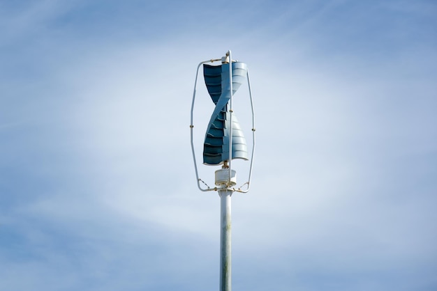 Windkraftanlagen vor blauem Himmel