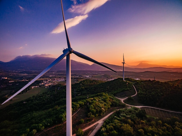 Windkraftanlagen Windmill Energy Farm bei Sonnenuntergang in Italien Luftaufnahme