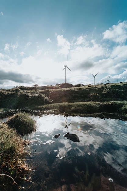 Windkraftanlagen Windmühle Energie auf die Natur, an einem super sonnigen Tag, mit Kopienraum und viel Luft