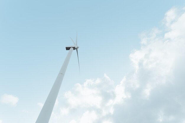 Windkraftanlagen Windmühle Energie auf die Natur, an einem super sonnigen Tag, mit Kopienraum und viel Luft