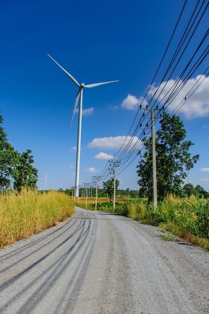 Windkraftanlagen zur Stromerzeugung mit Wolke und blauem Himmel