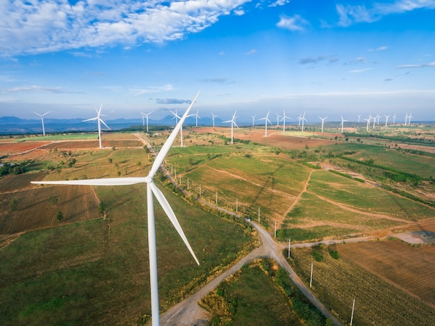 Windkraftanlagenfarm von der Vogelperspektive