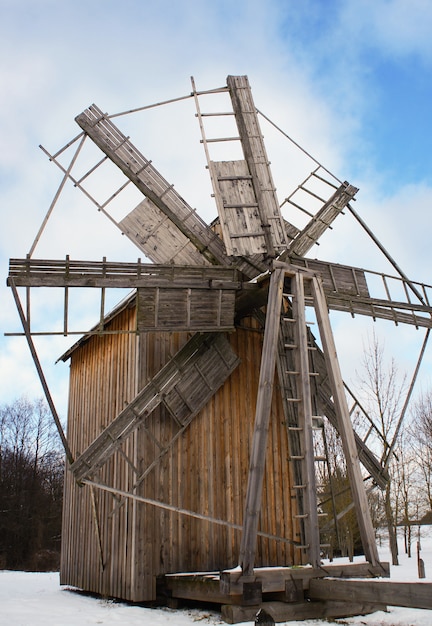 Foto windmil de madera vieja, museo estatal bielorruso de arquitectura popular, región de minsk, pueblo de azjarco, bielorrusia