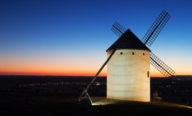 Windmühle am Feld im Sonnenaufgang