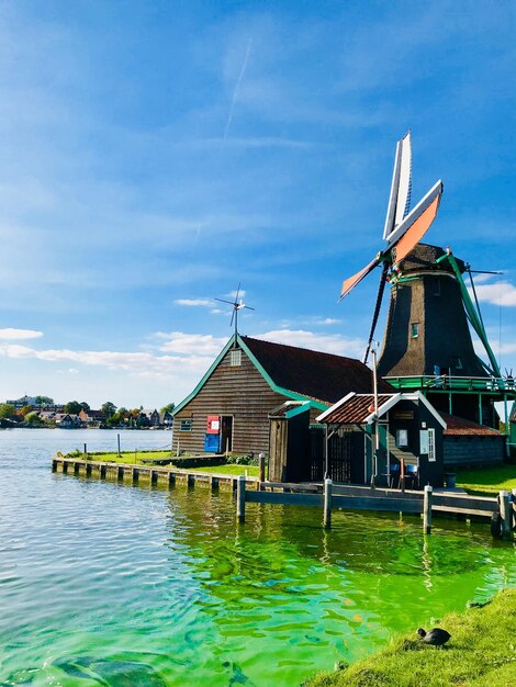 Foto windmühle am see gegen den himmel