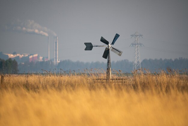 Foto windmühle auf dem feld gegen den himmel