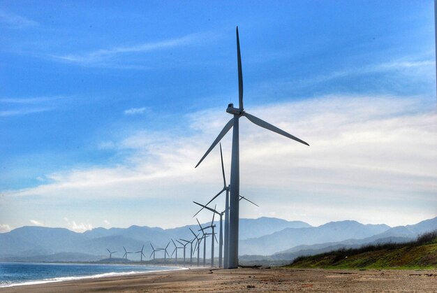 Foto windmühle auf der landschaft gegen den himmel