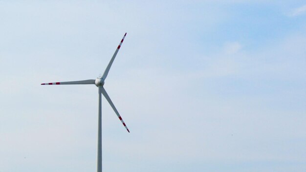 Windmühle auf einem Hintergrund des blauen Himmels Ansicht von unten Sauberes Energiekonzept