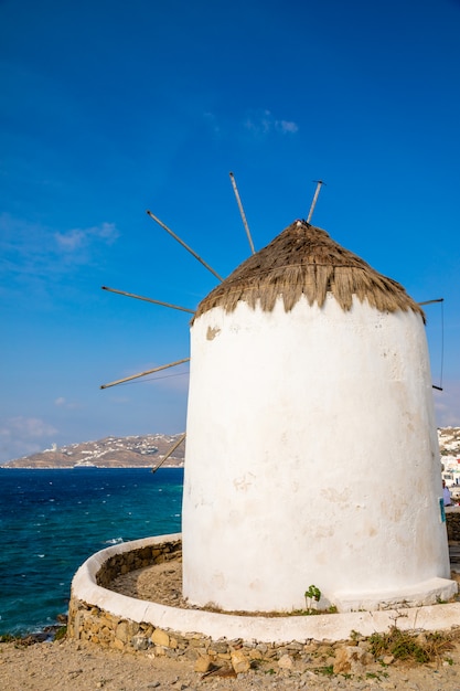 Windmühle auf einem Hügel nahe dem Meer auf der Insel von Mykonos, Griechenland