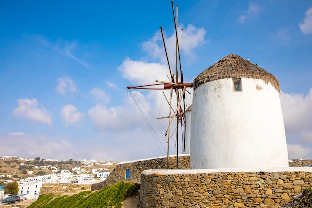 Windmühle auf einem hügel nahe dem meer auf der insel von mykonos, griechenland