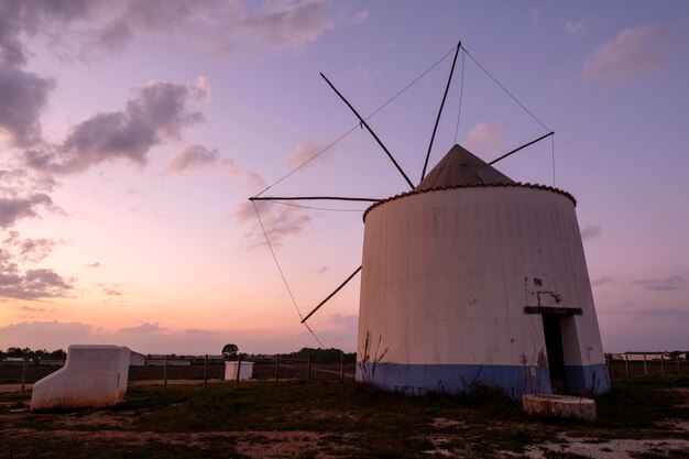 Windmühle gegen den Himmel bei Sonnenuntergang