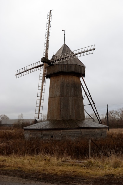 Windmühle. Herbstlandschaft