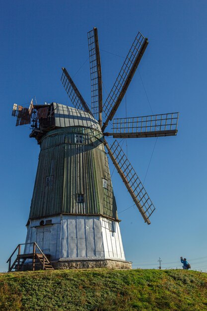 Windmühle holländischer Art gegen blauen Himmel