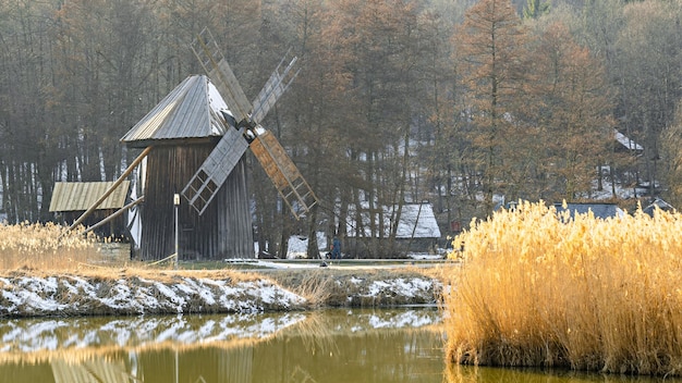 Foto windmühle im komplex des national muzeal astra, sibiu, rumänien