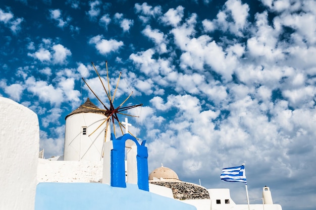 Windmühle in der Stadt Oia. Weiße Architektur auf der Insel Santorini, Griechenland. Schöne Wolkenlandschaft