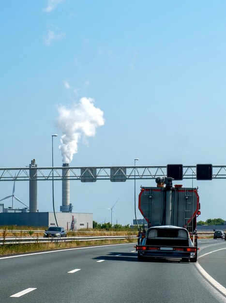 Windmühle Lkw Autobahn Straße Europa Niederlande städtischer Verkehr Rauchverschmutzung