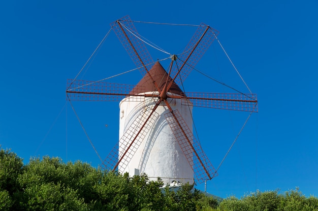 Windmühle Menorca Es Mercadal am blauen Himmel bei den Balearen