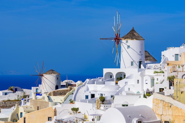 Windmühle und traditionelle weiße Gebäude mit Blick auf die Ägäis in Oia Santorini Griechenland