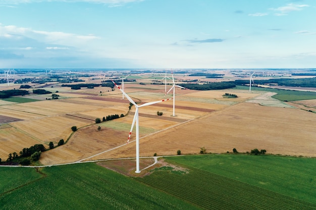 Windmühle unter landwirtschaftlichen Feldern Windturbinengenerator am Sommertag