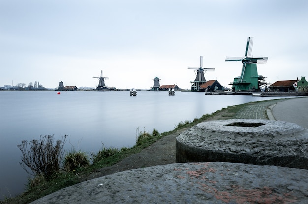 Windmühlen am Fluss