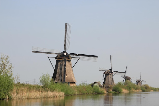 Windmühlen am Kanalufer