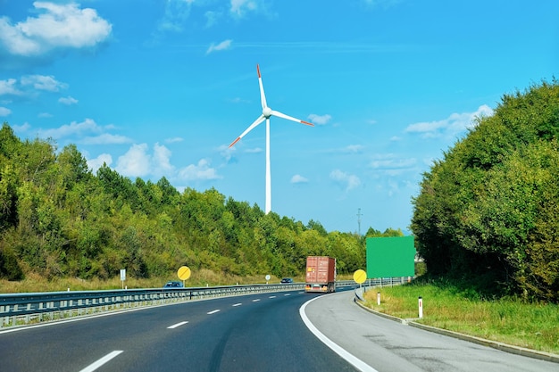 Windmühlen an der Autobahn, Südmähren, Tschechische Republik.